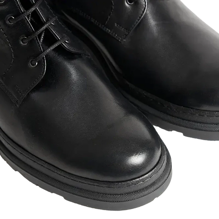 Dettaglio stivaletti stringati uomo neri, con rialzo interno di 7 cm, calzature moda maschile.
