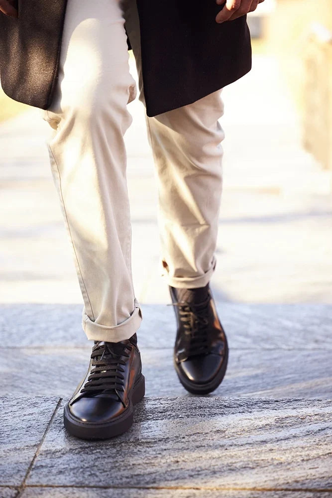 Calzature uomo: sneakers rialzate nere, perfette per un tocco di altezza e stile casual-chic senza rinunciare al comfort.