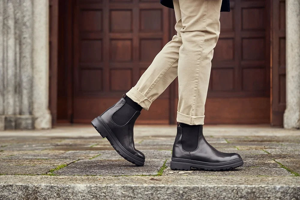 Stivaletti neri rialzati da uomo, stile Chelsea. Aumenta la tua altezza di 7 cm con discrezione e moda maschile.