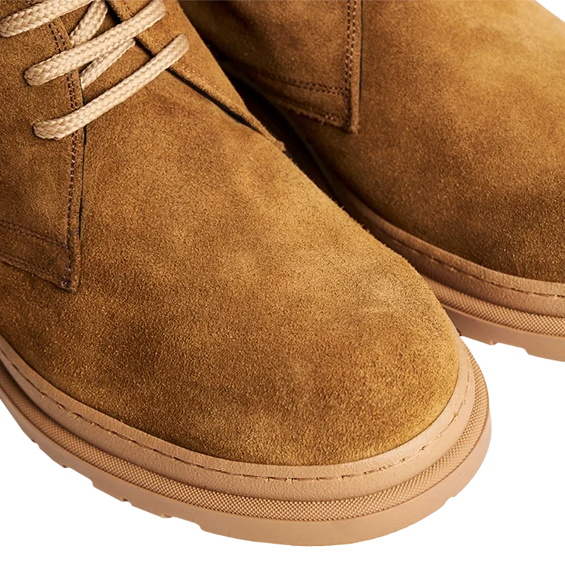 Texture delle polacchine uomo rialzate cammello. Scarpe eleganti e confortevoli per look casual.