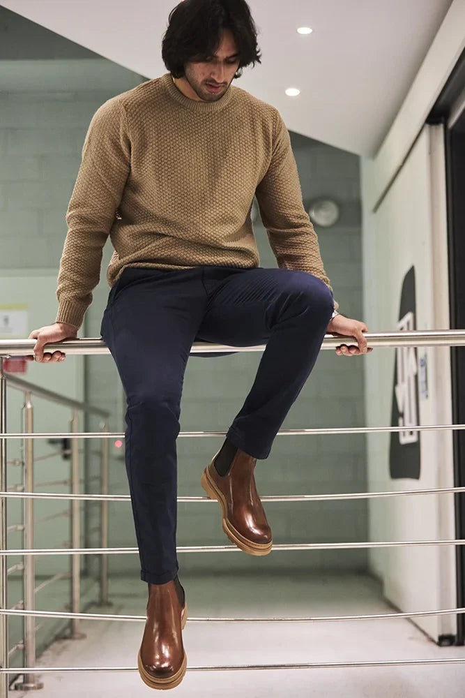 Vista laterale stivaletti Chelsea uomo marroni, con elastico. Stivali rialzati 7 cm per outfit chic ed eleganti.