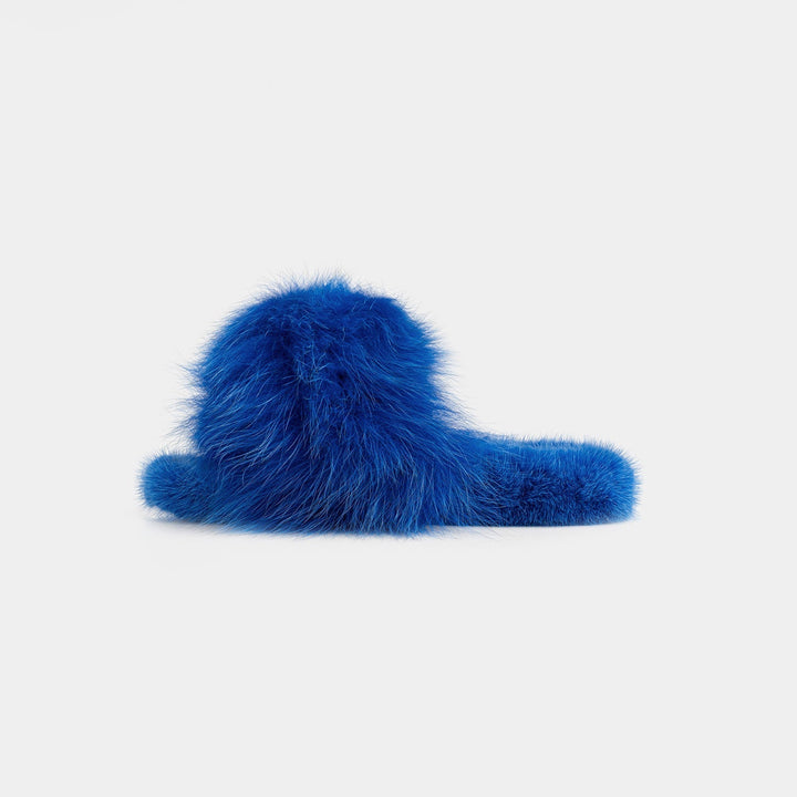 Dettaglio pantofole donna blu, morbida pelliccia di visone e volpe. Eleganza e moda per la casa, perfette come regalo.