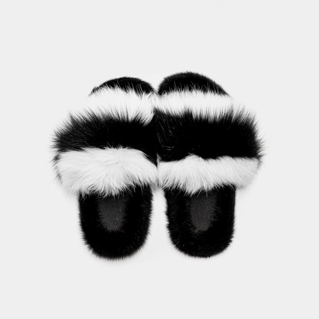 Pantofole da donna confortevoli in bianco e nero con pelliccia di volpe e visone, per serate di lusso in casa.