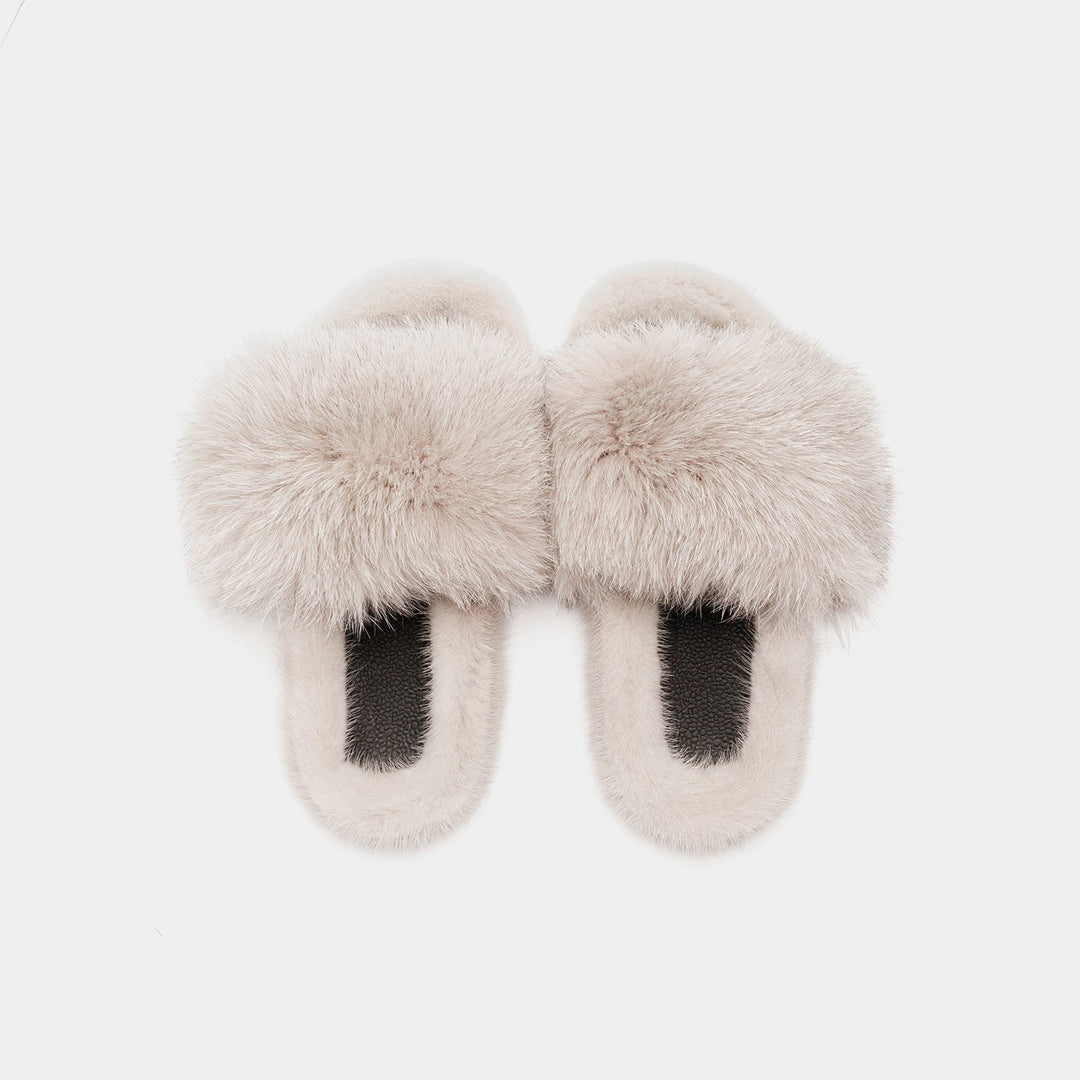 Morbide pantofole da donna beige con fascia in pelliccia e suola resistente. Ideali per il massimo comfort a casa.