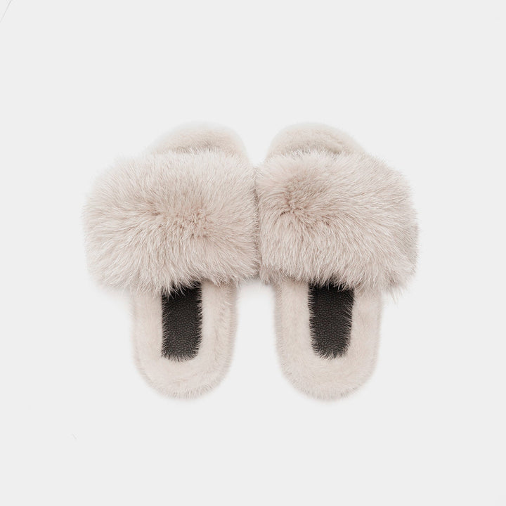 Morbide pantofole da donna beige con fascia in pelliccia e suola resistente. Ideali per il massimo comfort a casa.