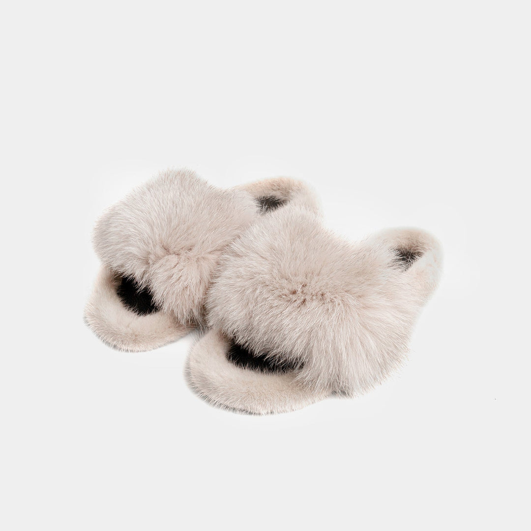 Pantofole donna beige in pelliccia, morbide e calde, con suola in gomma antiscivolo. Perfette per l'inverno a casa.