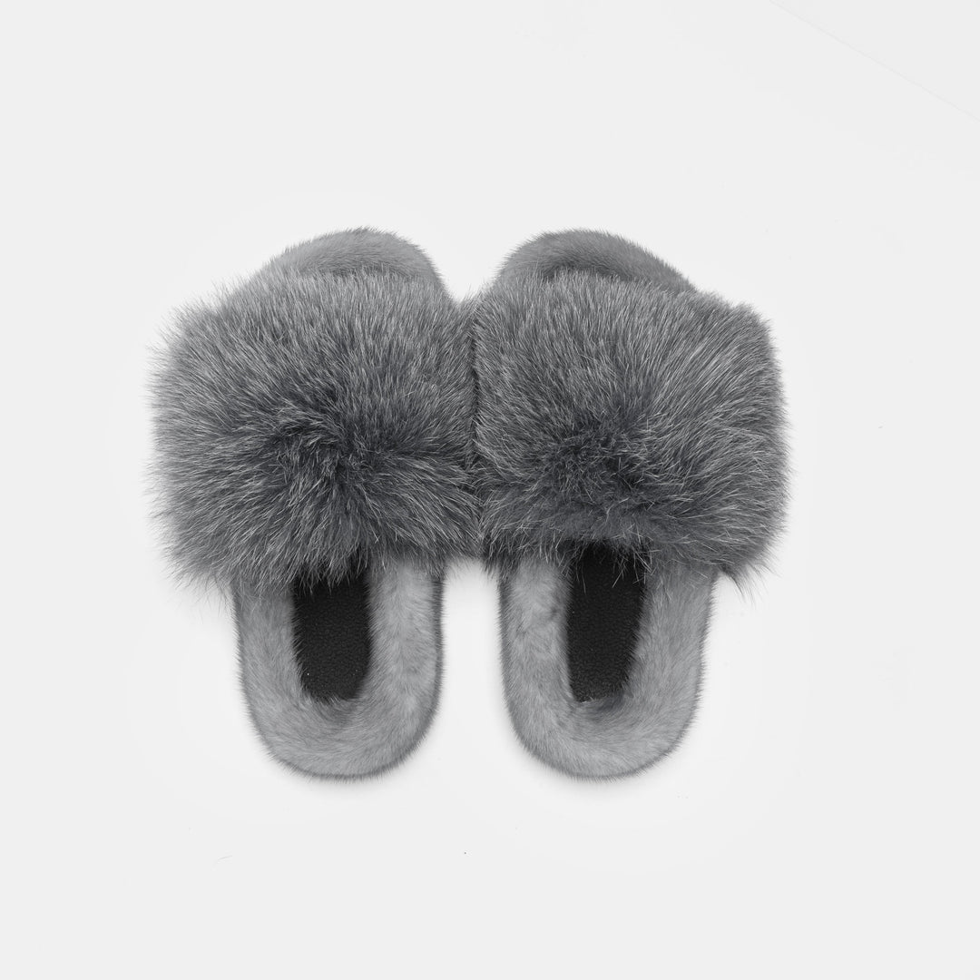 Pantofole da donna in pelliccia, comfort lussuoso e calore supremo per le fredde giornate invernali a casa.