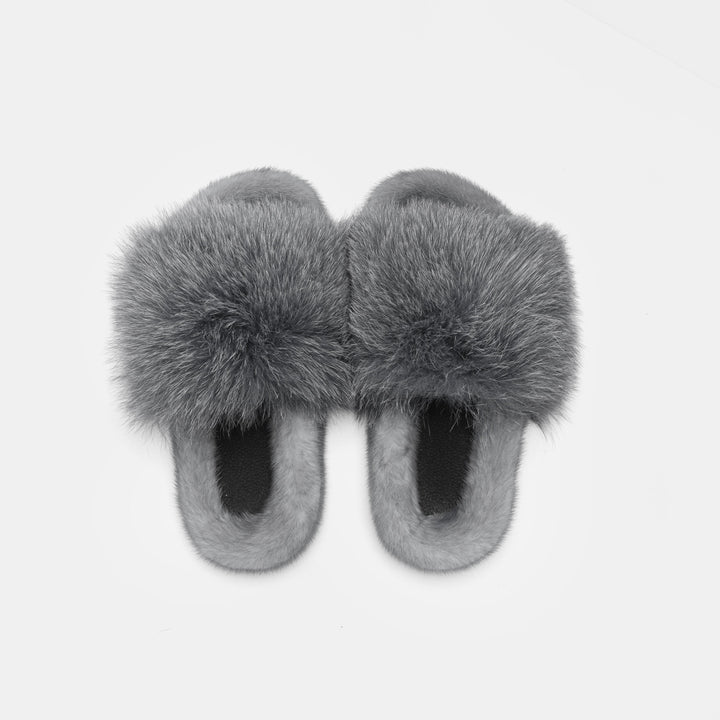 Pantofole da donna in pelliccia, comfort lussuoso e calore supremo per le fredde giornate invernali a casa.