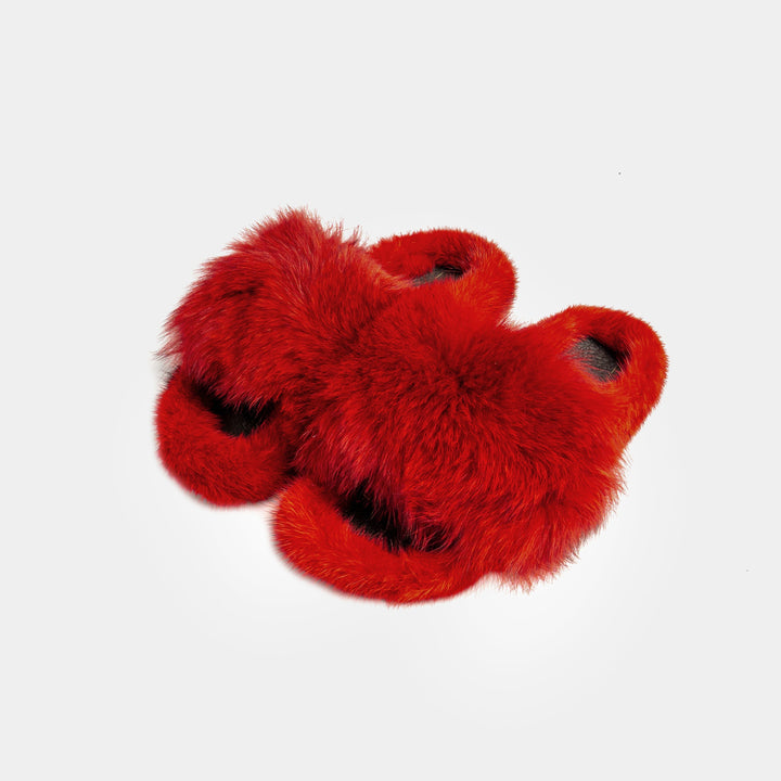 Pantofole donna rosse di lusso in morbida pelliccia di volpe e visone, perfette per comfort casalingo.