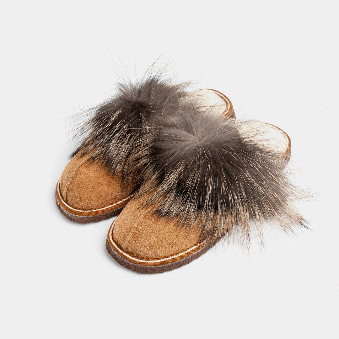 Pantofole donna chiuse color cammello in pelle scamosciata, fodera interna in pelliccia calda e confortevole.