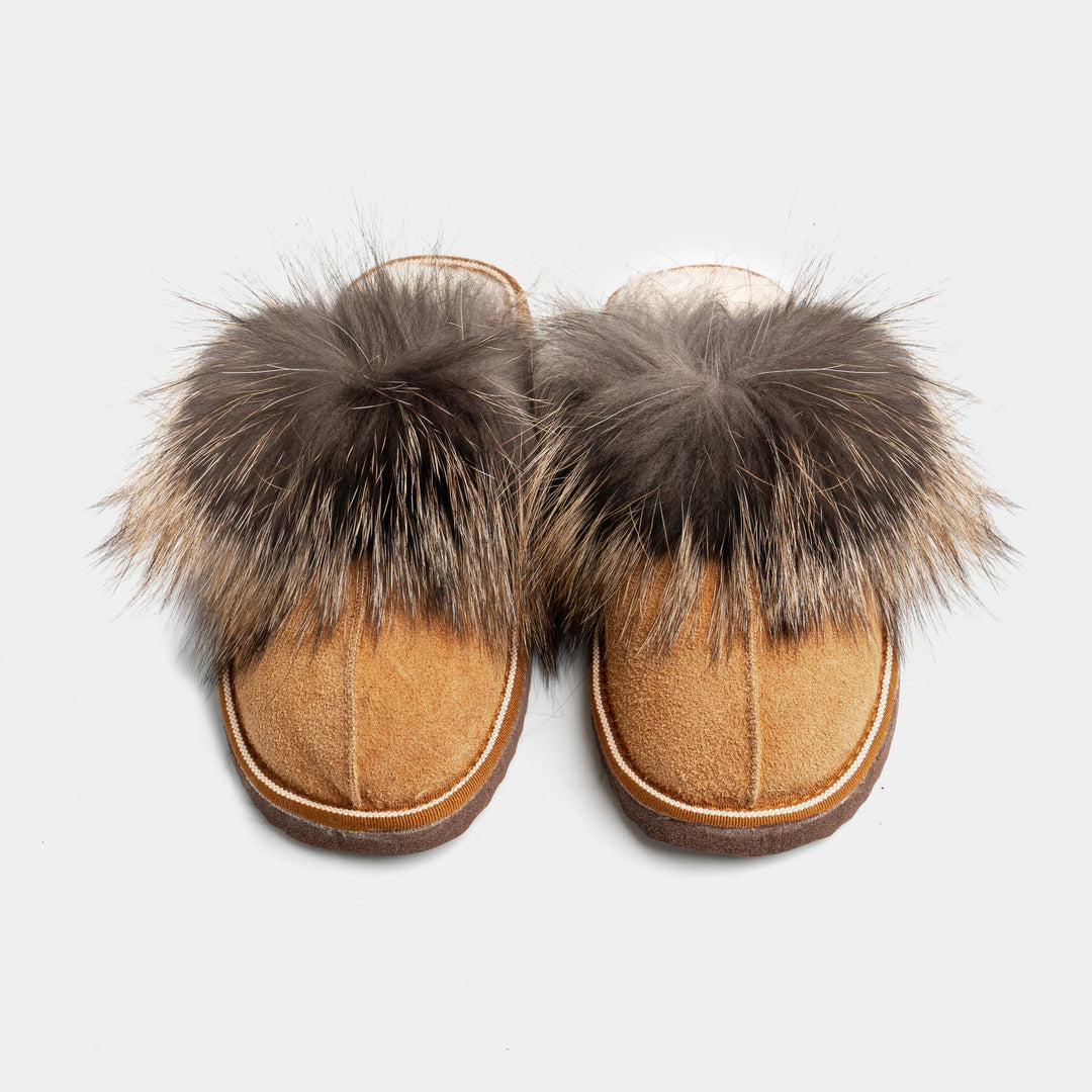Eleganti pantofole chiuse donna color cammello, in scamosciato con rivestimento in pelliccia interna, ideali per l'inverno.