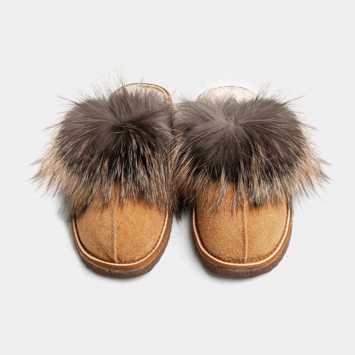 Eleganti pantofole chiuse donna color cammello, in scamosciato con rivestimento in pelliccia interna, ideali per l'inverno.