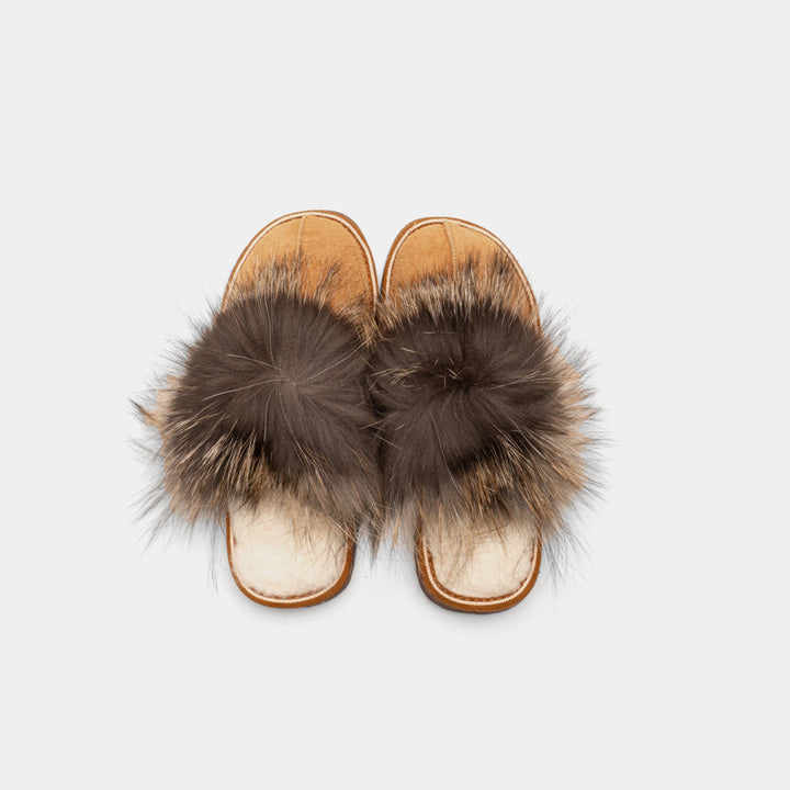 Calde pantofole donna invernali cammello in pelle scamosciata di qualità, con pelliccia morbida per il massimo comfort.