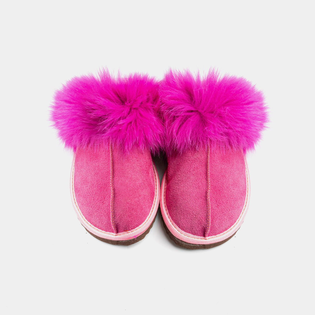 Pantofole fucsia da donna in pelle scamosciata, calde e accoglienti, con lussuosa pelliccia di volpe e interno in montone.
