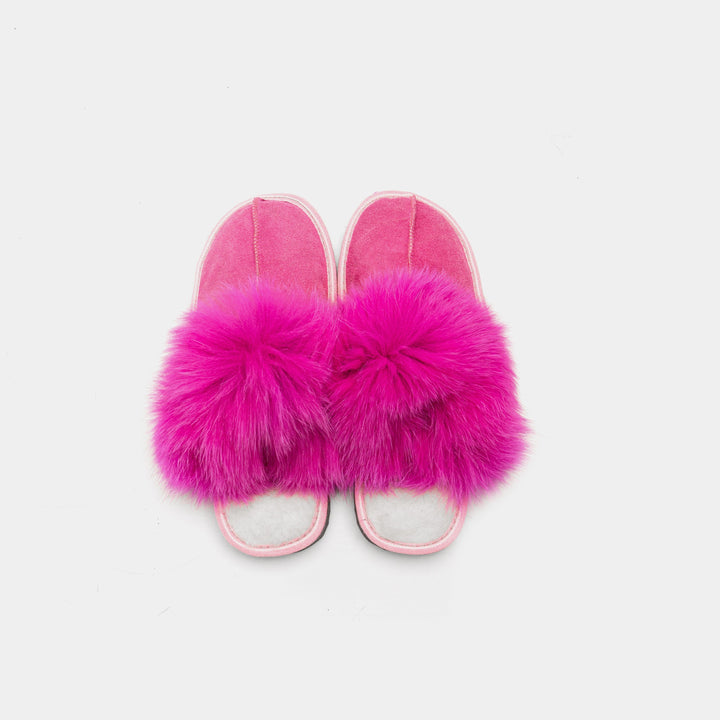 Morbide pantofole fucsia scamosciate da donna, con calda pelliccia di montone interna e dettagli in pelliccia di volpe.