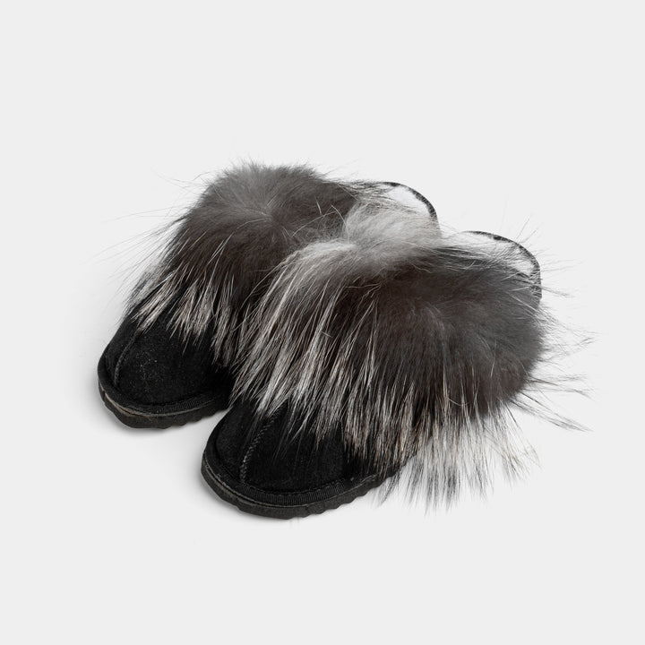 Pantofole da donna chiuse in morbida pelle scamosciata con calda pelliccia di montone, ideali per comfort e lusso in inverno.