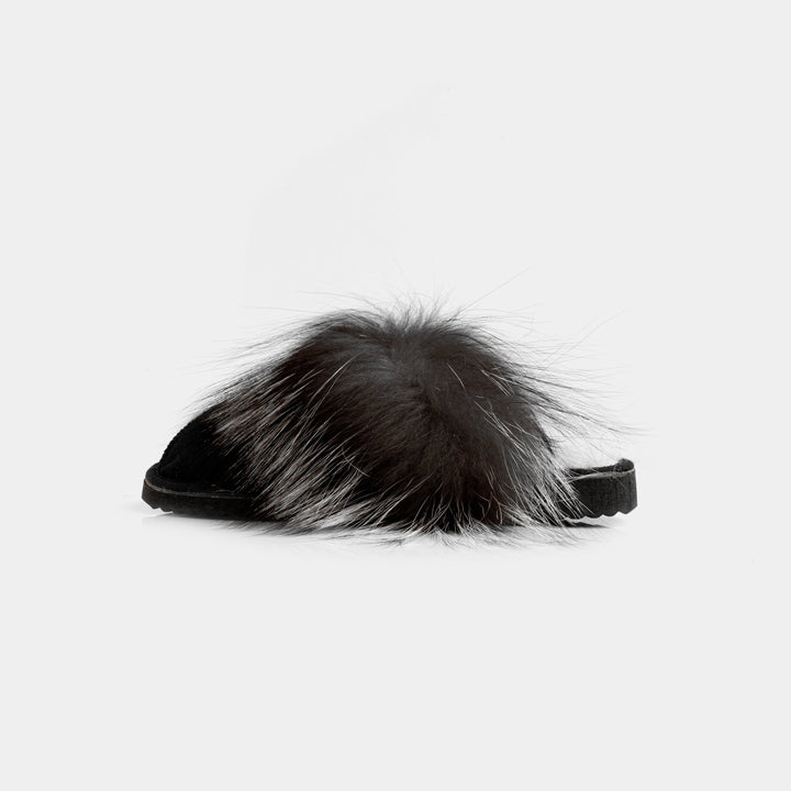 Eleganti pantofole chiuse da donna in pelle scamosciata, foderate in pelliccia per massimo comfort e calore domestico.