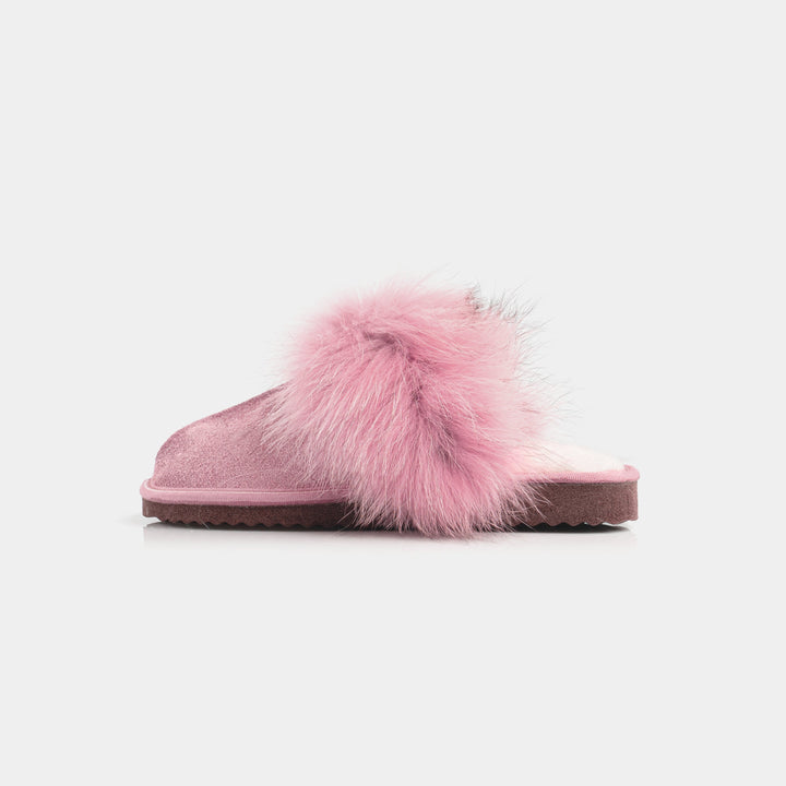 Eleganti pantofole chiuse rosa in scamosciato, con interni in montone caldo e dettagli in pelliccia di volpe.