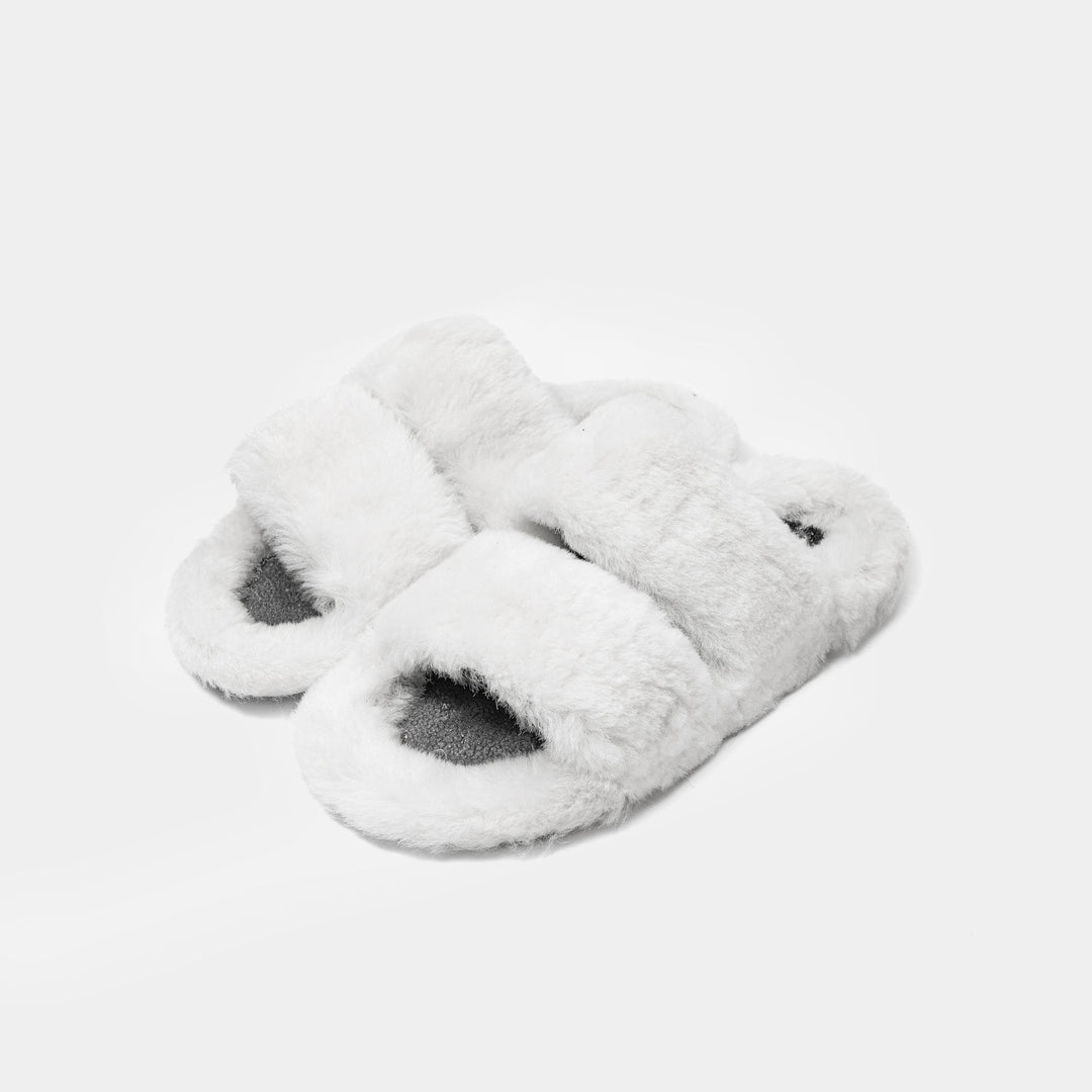 Slipper da donna bianche con doppia fascia incrociata, ideali per comfort e stile elegante in casa.