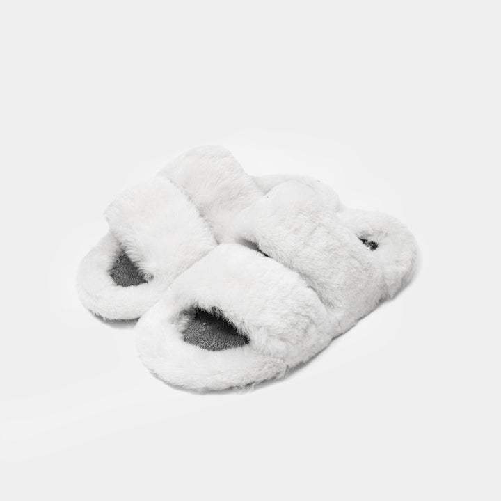 Slipper da donna bianche con doppia fascia incrociata, ideali per comfort e stile elegante in casa.