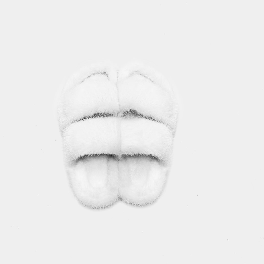 Pantofole da donna bianche in morbido visone con doppia fascia, un tocco di lusso per il comfort in casa.
