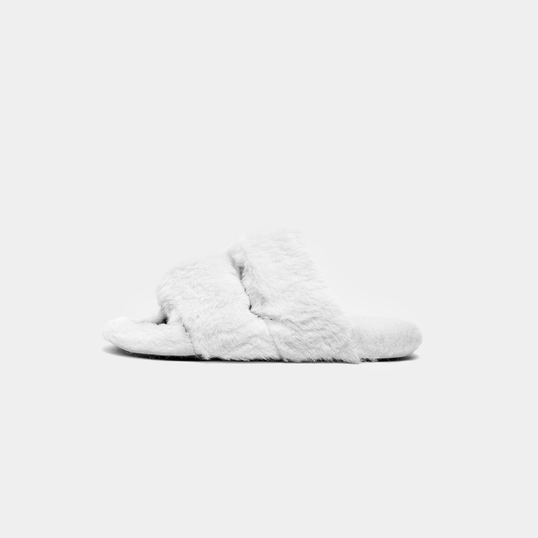 Eleganti slipper donna bianche con doppia fascia, un tocco di moda e comfort per le tue calzature.