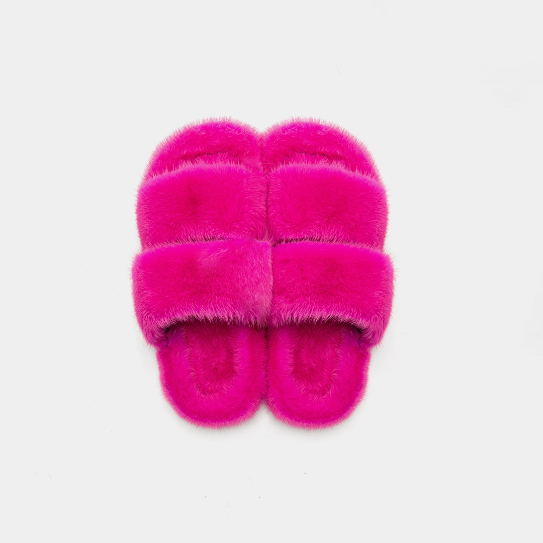 Eleganti pantofole fucsia da donna in visone, offrono comfort e stile per i momenti di relax in casa.