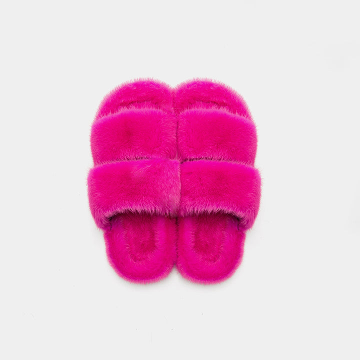 Eleganti pantofole fucsia da donna in visone, offrono comfort e stile per i momenti di relax in casa.