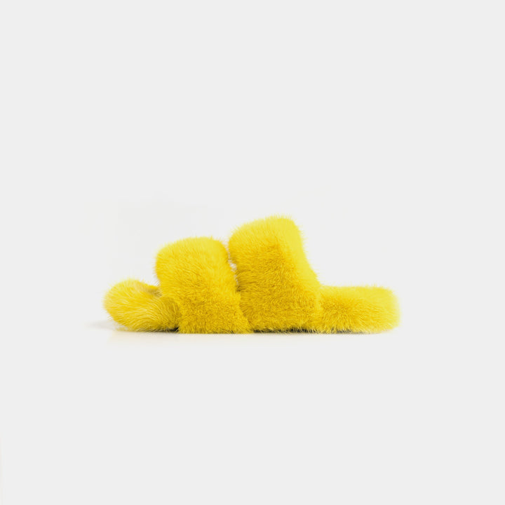 Stile e comfort: pantofole donna gialle in visone a doppia fascia, morbide e lussuose per la casa.