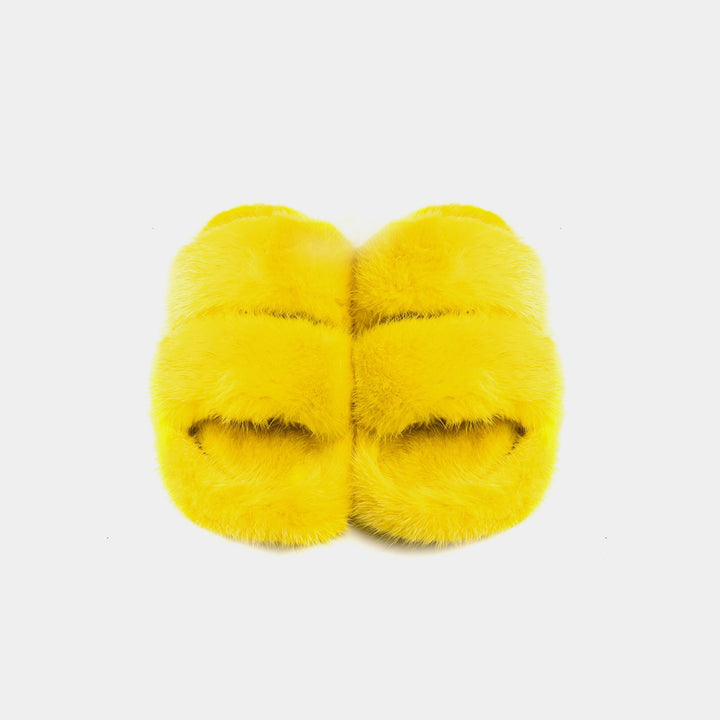 Morbide pantofole donna gialle in visone a doppia fascia, perfette per l'eleganza e il comfort casalingo.