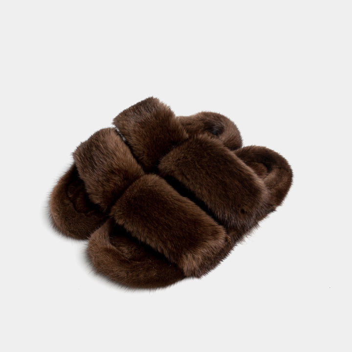 Pantofole marroni da donna in visone con doppia fascia, suola bassa. Ideali per relax e comfort a casa.