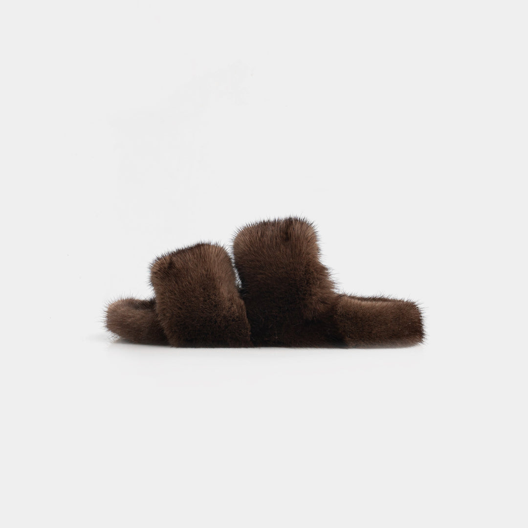 Pantofole marroni da donna con elegante doppia fascia in visone. Design confortevole per la casa e il relax.