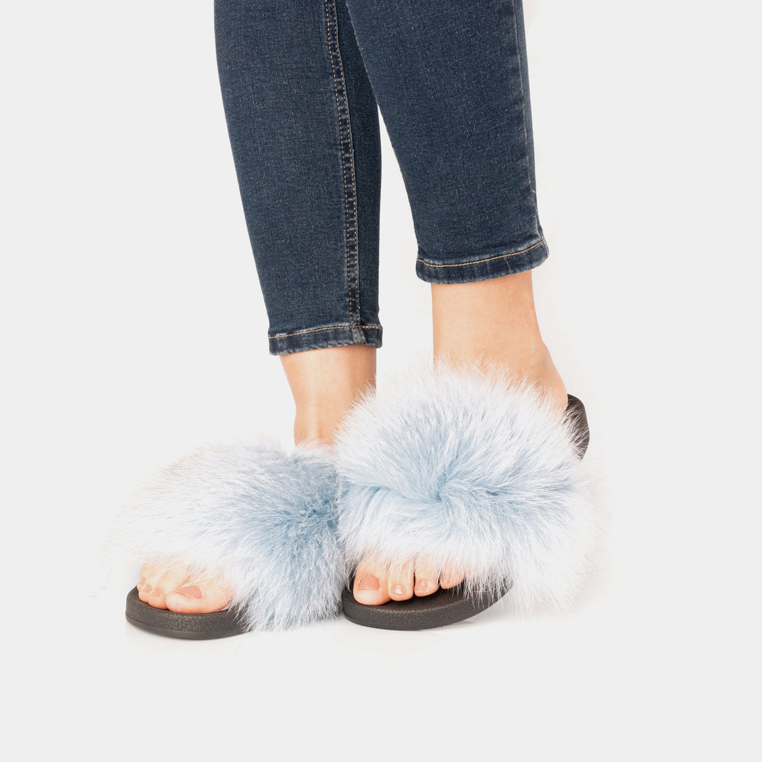 Lussuose pantofole da donna celesti in pelliccia di volpe, perfette calzature invernali per la casa.