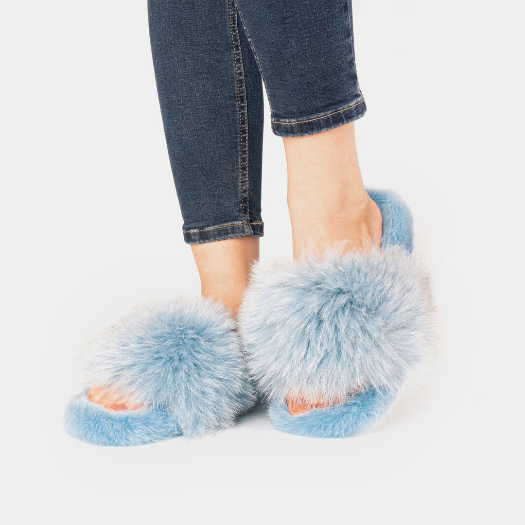 Pantofole donna celesti con pelliccia di volpe e visone, perfette per un look casalingo elegante e confortevole.