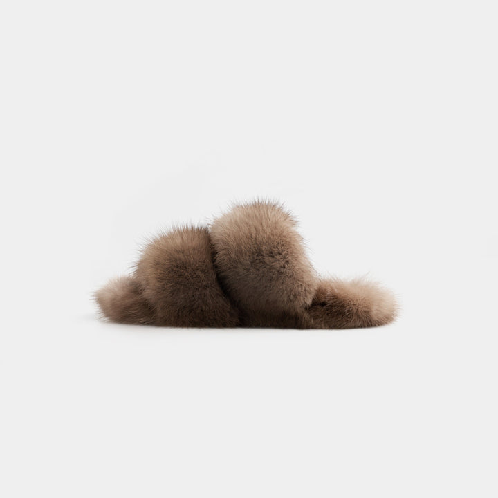 Pantofole donna marroni effetto zibellino, design con doppia fascia per un comfort superiore in casa.