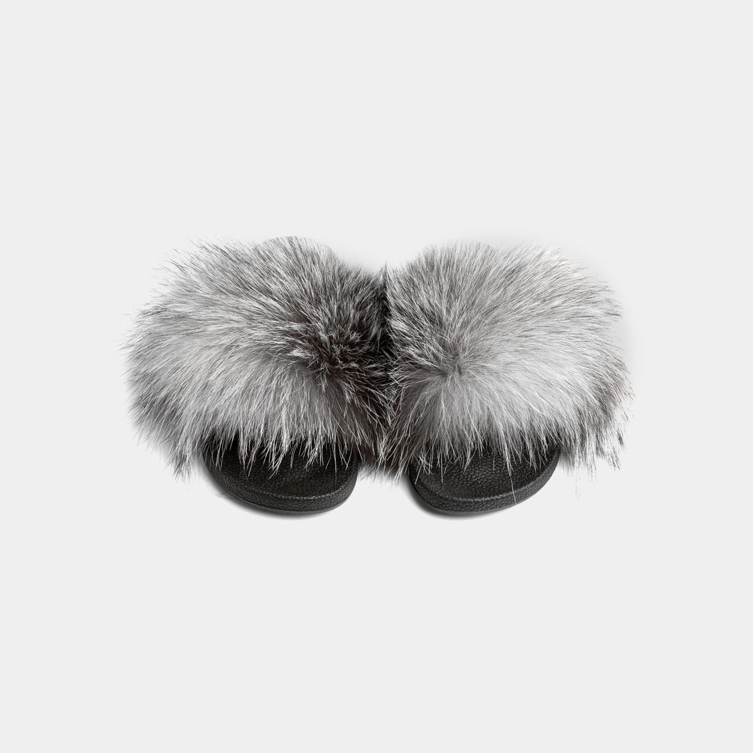 Comfort e calore con queste pantofole donna grigio argento, dotate di soffice pelliccia per inverni accoglienti.