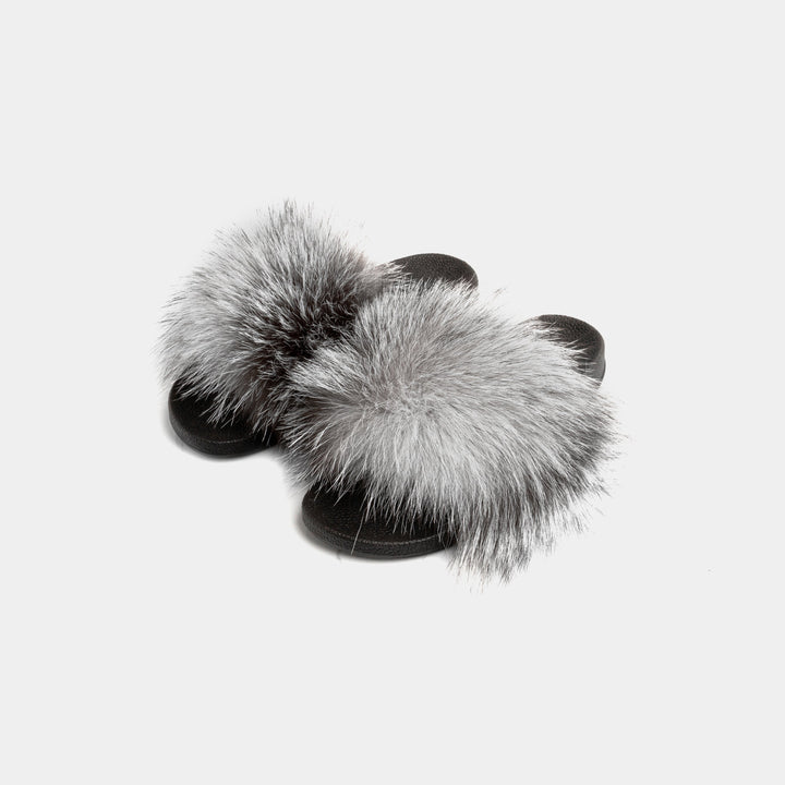 Pantofole donna calde grigio argento con pelliccia morbida, ideali per comfort e relax a casa in inverno.