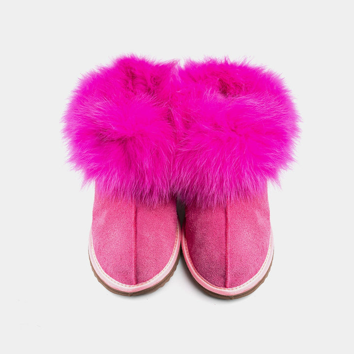 Stivaletti donna fucsia vivace, camoscio morbido e pelliccia di volpe. Calzature comode e alla moda per l'inverno.