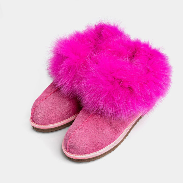 Stivaletti donna fucsia in camoscio con calda pelliccia di volpe. Ideali per l'inverno, stile lussuoso e alla moda.