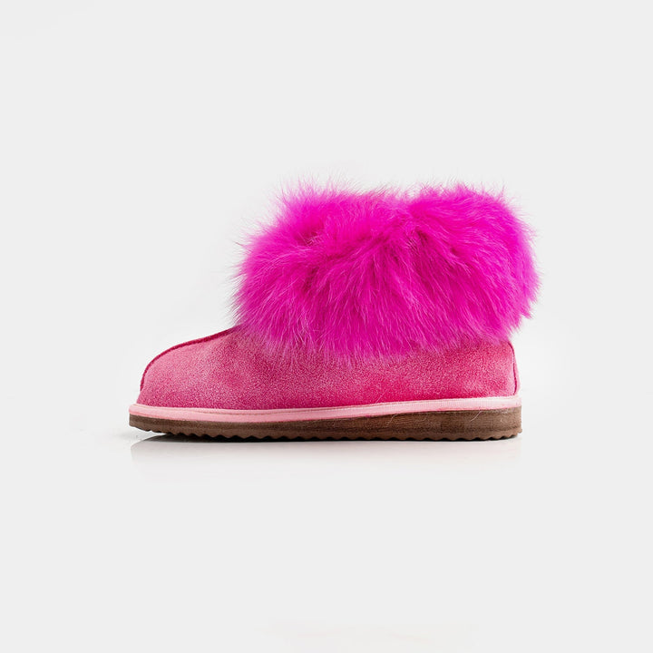 Stivaletti da donna fucsia in camoscio morbido, dettagli in pelliccia di volpe. Perfetti per un look invernale trendy.