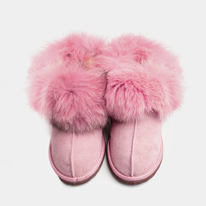 Stivaletti donna rosa con dettagli in pelliccia di volpe, in pelle scamosciata, caldi e alla moda per l'inverno.