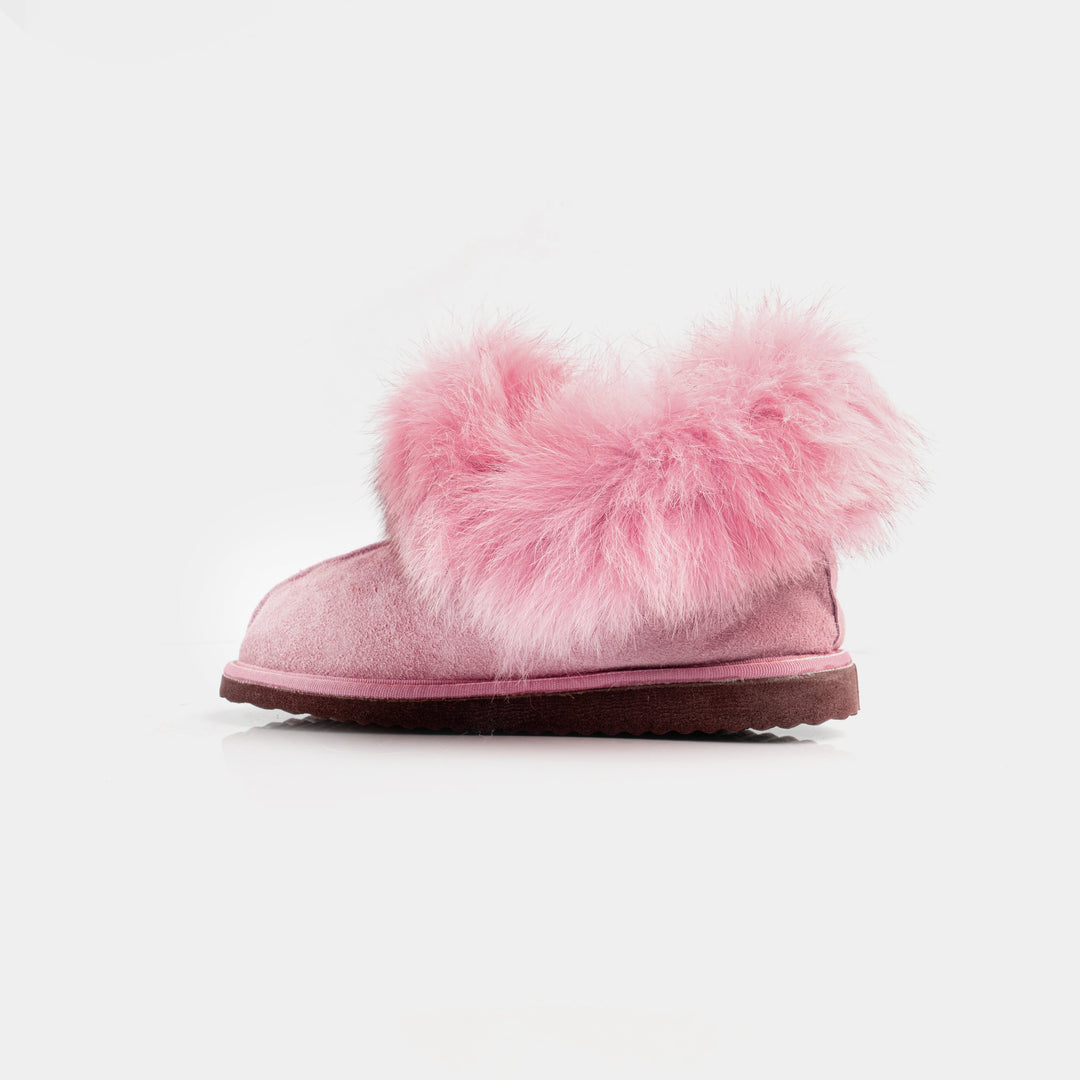 Stivaletti donna rosa chic, con tomaia in pelle scamosciata e interni in calda pelliccia, per un look invernale.