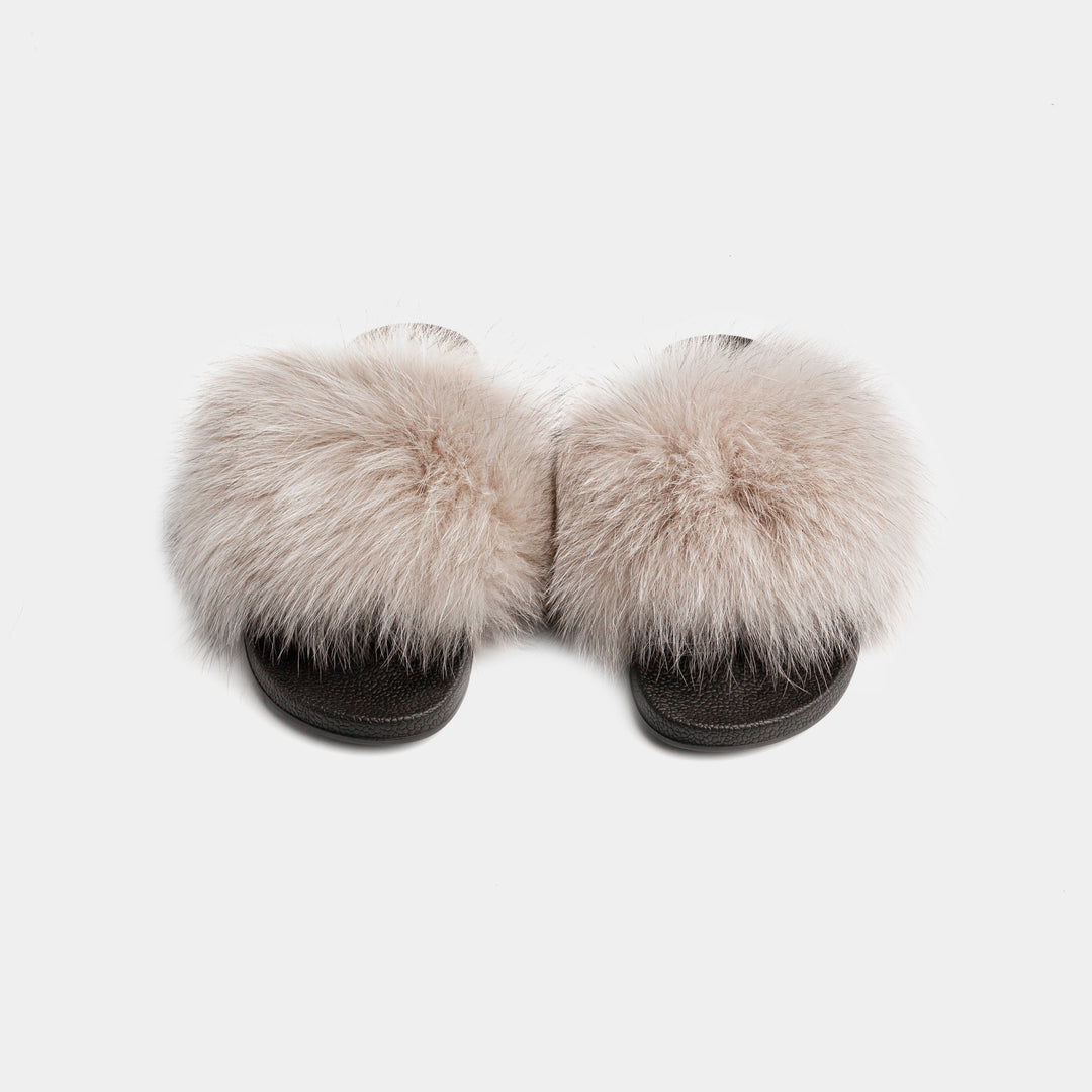 Pantofole donna beige di lusso con pelliccia di volpe. Calde, confortevoli per la casa, ideali per l'inverno.