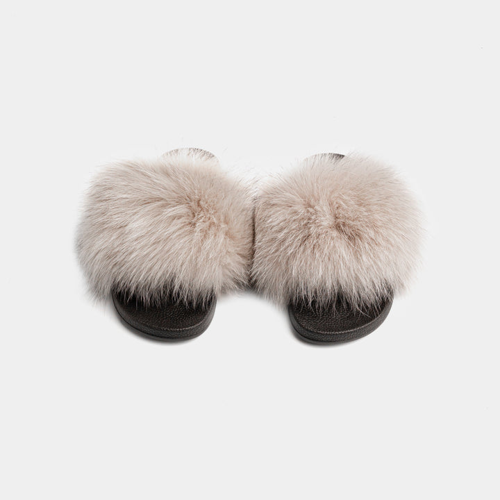 Pantofole donna beige di lusso con pelliccia di volpe. Calde, confortevoli per la casa, ideali per l'inverno.