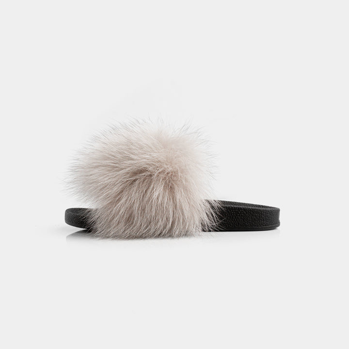 Eleganti pantofole beige da donna con pelliccia di volpe, un tocco di lusso e comfort per la casa.