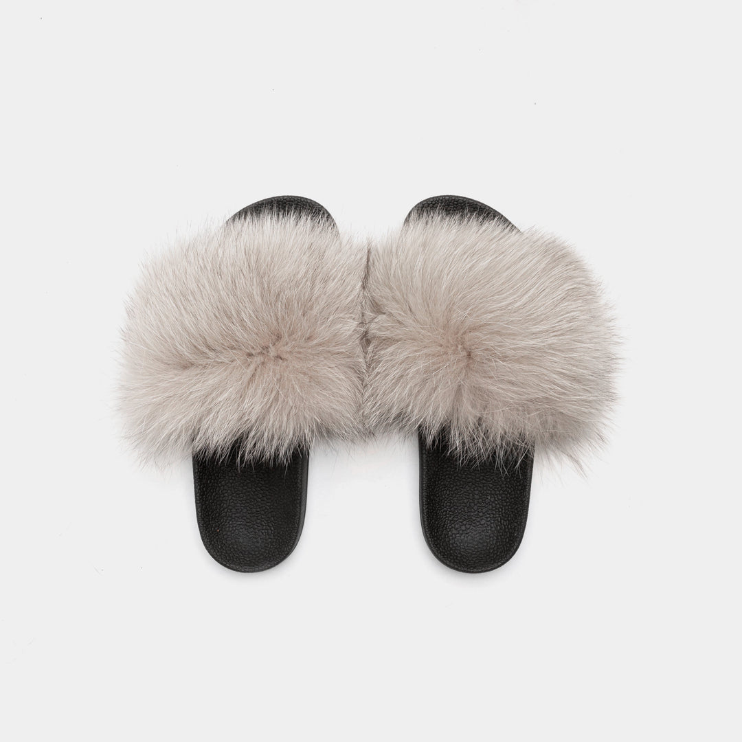 Pantofole beige di lusso per donna, con soffice e calda pelliccia di volpe, per il massimo comfort in casa.