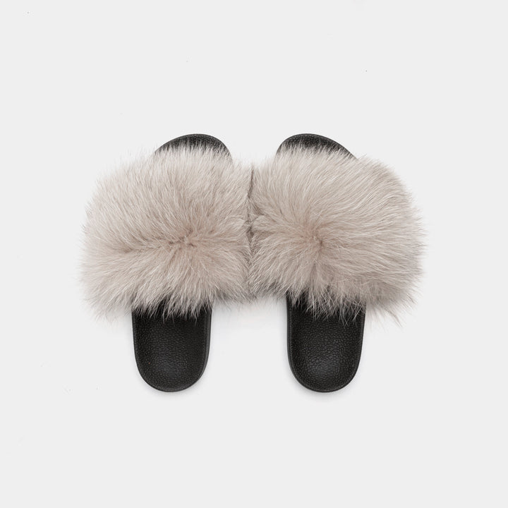 Pantofole beige di lusso per donna, con soffice e calda pelliccia di volpe, per il massimo comfort in casa.