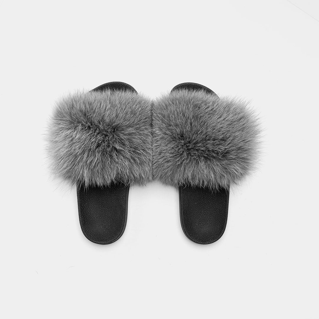 Eleganti pantofole donna in pelliccia di volpe grigia. Dona comfort e lusso ai tuoi piedi, con suola in gomma.