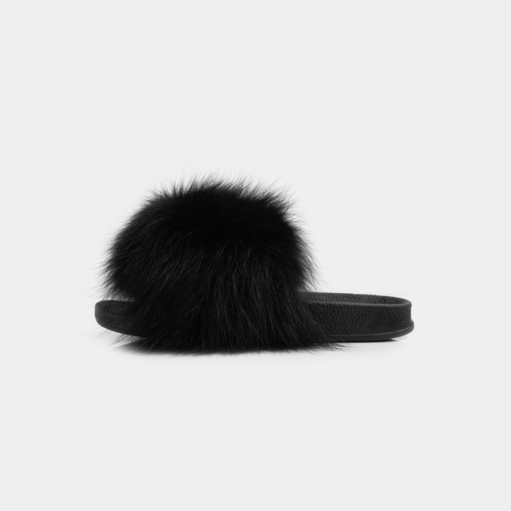 Morbide pantofole donna nere con pelliccia di volpe e suola antiscivolo. Stile e sicurezza per i tuoi momenti di relax a casa.