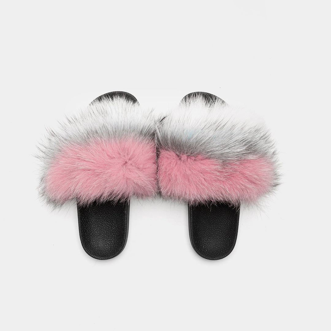Dettaglio pantofole donna con fascia in pelliccia di volpe multicolore vivida, comfort per i piedi a casa.